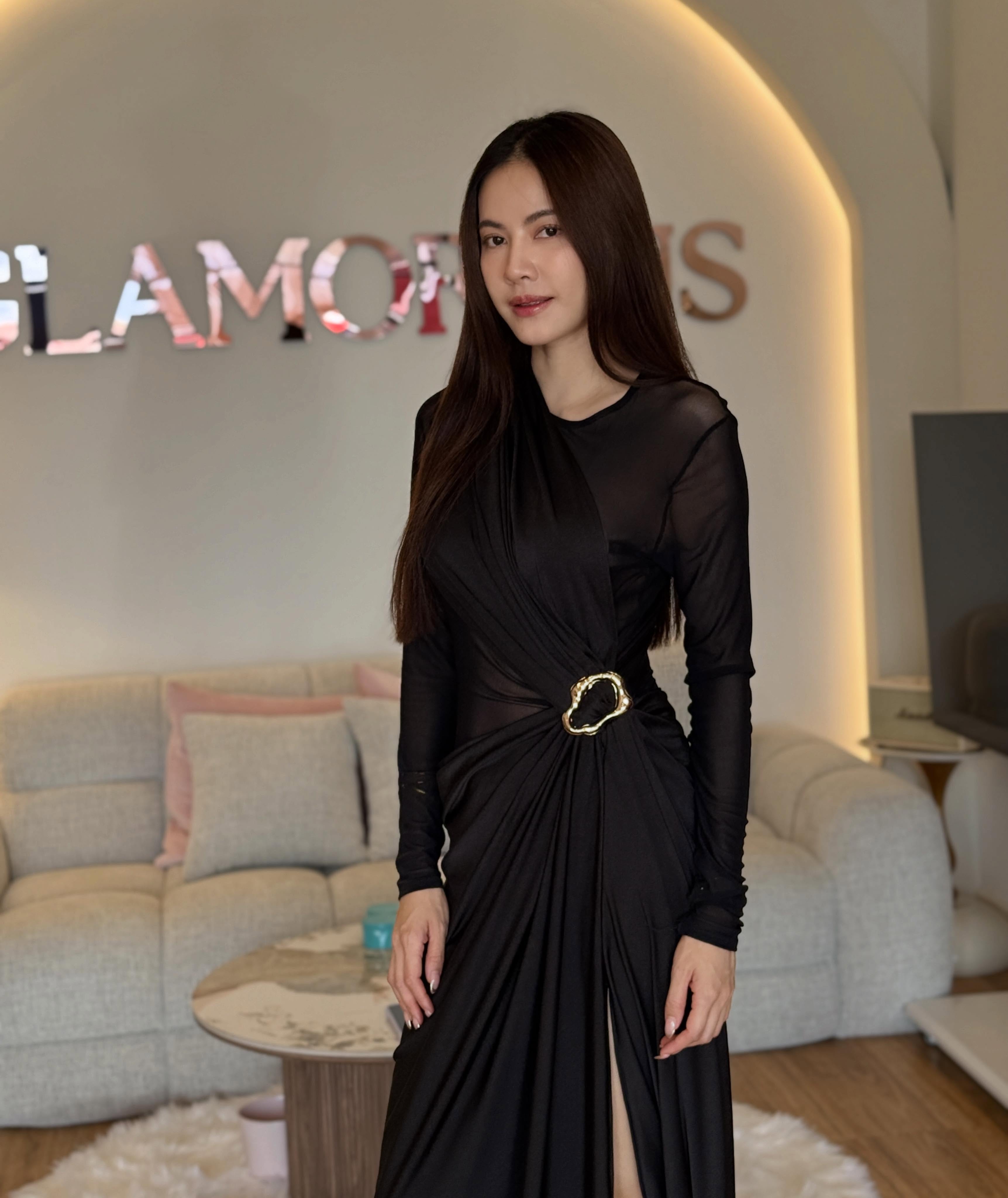 เดรสราตรีสีดำ NARONG ซิลูเอตเรียบหรู